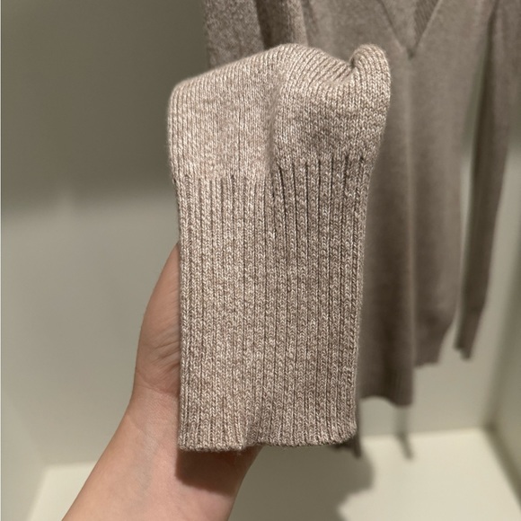 Express V-Neck Cream Sweater - Size M - Picture 3 of 4